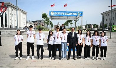 Kartepe’de 19 Mayıs Atatürk’ü Anma Gençlik ve Spor Bayramı’nın 105’inci yılı düzenlenen törenle coşku içerisinde kutlandı