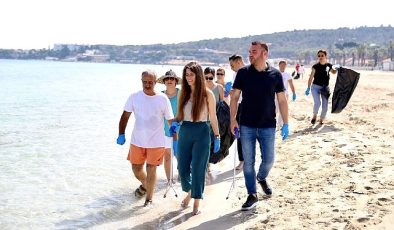 Çeşme Belediye Başkanı Lal Denizli, 5 Haziran Dünya Çevre Günü kapsamında Ilıca Halk Plajı ve Eşek Adası’nda düzenlenen kıyı temizliği etkinliğine katıldı