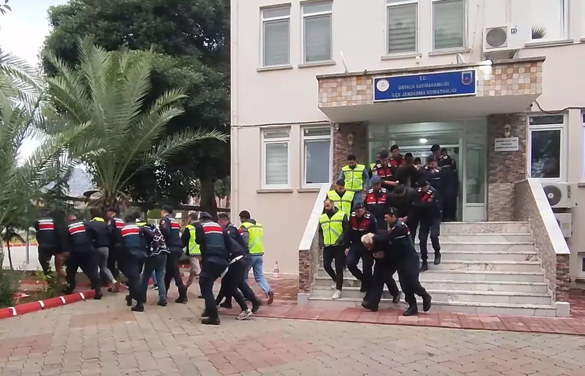 Alışveriş Sitesi Dolandırıcılarına Operasyon: 12 Gözaltı