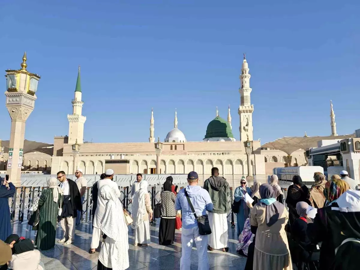 Medine’de Mescid-i Nebevi’ye Ziyaretçi Akını